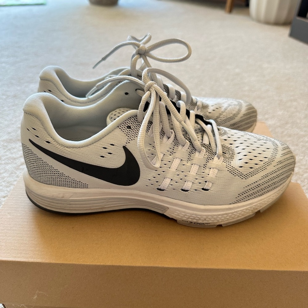 Nike Zoom Vomero 11 size 7.5 Women’s